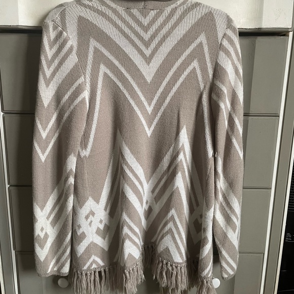 Soft knit sweater with fringe - Picture 3 of 3
